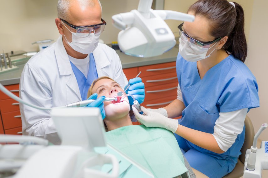 Médecin dentiste disponible